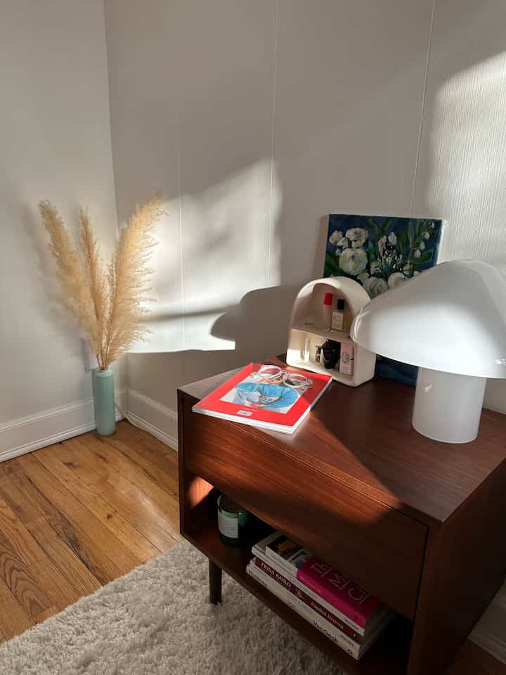 Can't beat this morning light 🤩 #bedroom #bedroominspo #sunlight #nightstand