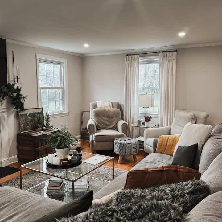 <span data-sheets-root="1" style="color: rgb(0, 0, 0); letter-spacing: normal; font-size: 10pt; font-family: Arial;">Getting back to traditional antique decor after the holidays #livingroom #antiques #curtains</span>