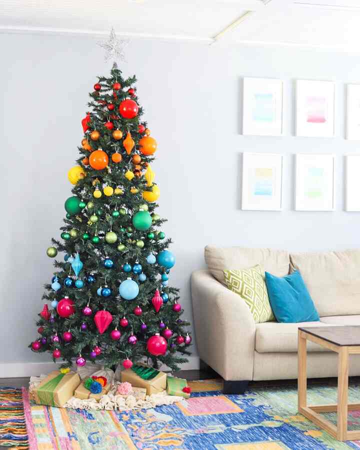 My best tip for your christmas tree? Vary the size of your ornaments! Swipe to see why! #christmas #colorfulchristmas #colorfulhome