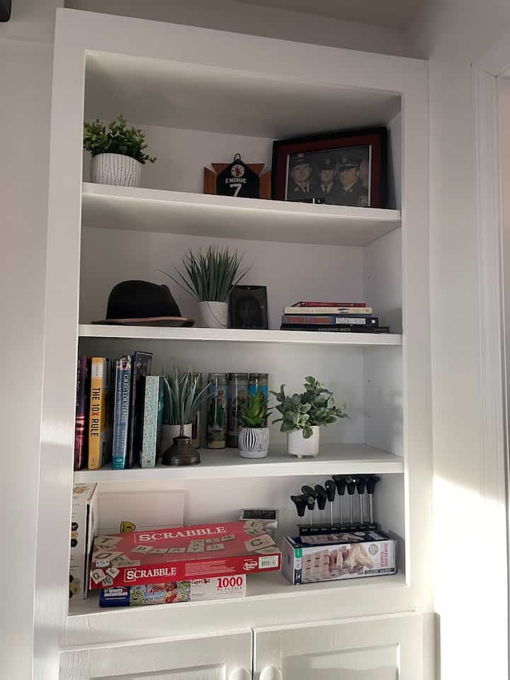 Board games is my favorite way to pass time indoors during winter ❤️🎄 #livingroom #shelfdecor