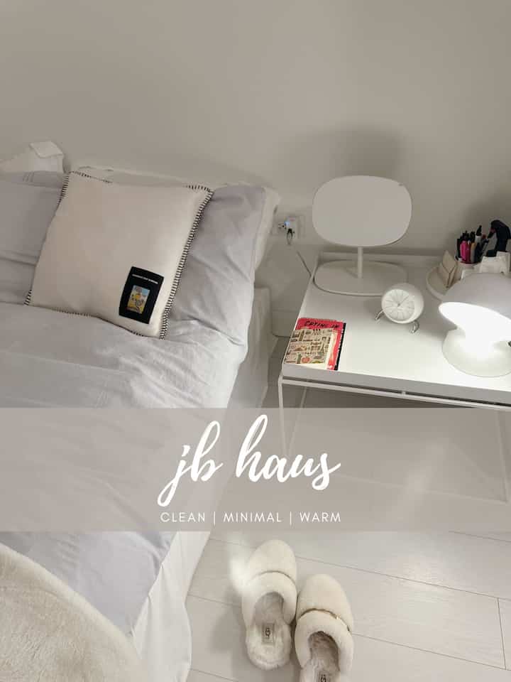 Stay cozy ❄️🤍 in #jbhaus #ohousetoday #chicago #bedroom