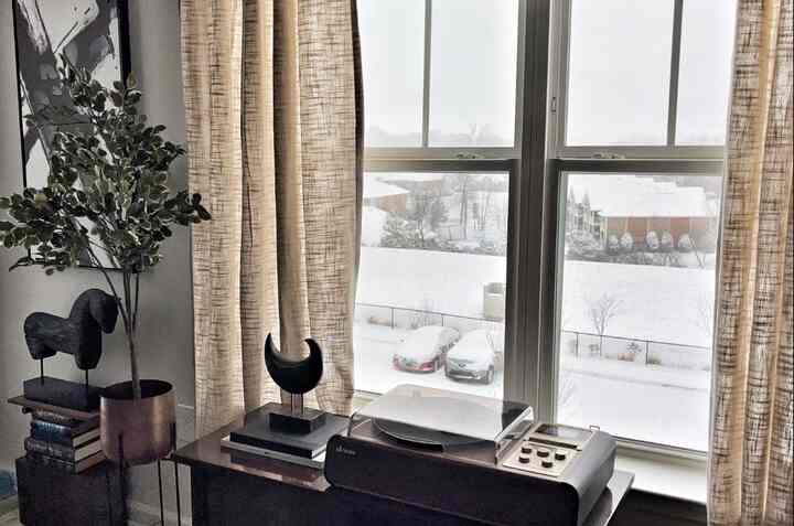 **Snow Day** This is my first snow at my new apartment. #winterscene #window #view #windowview #recordplayer #vintagedecor 