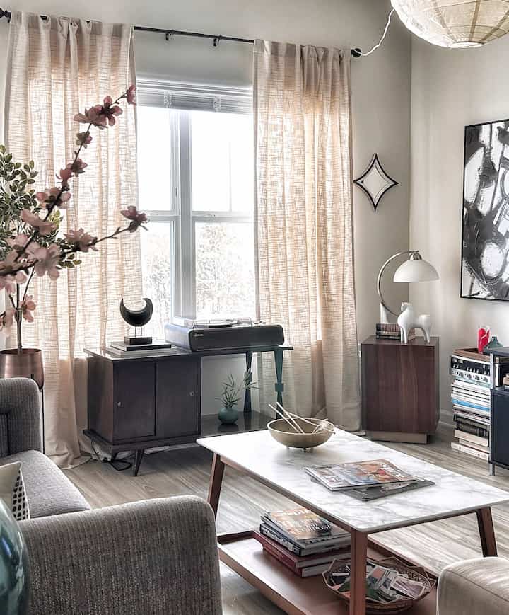 I can count at least 7 Mid-Century Modern style objects in this picture. How many do you see? #mcm #MCM #midcenturymodern #timelessdesign #timelessdecor #neutral #midcenturymodernfurniture 