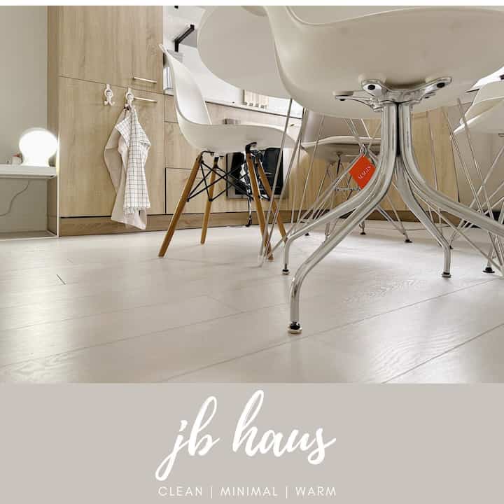 Showing off them 🦵🏻🦵🏻 #jbhaus #ohousetoday #hermanmiller #georgenelson #artemide #magis #ikea #kitchen #diningroom #decor #chicago