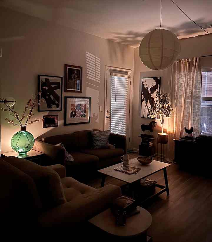 Foto malam hari dengan hanya lampu kecil yang menyala…￼ #evening #ambientlights #ambiance #cozy #lights #gallerywall