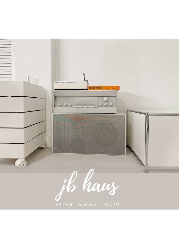 One of the first pieces in my collection 😮‍💨 came across these coveted Dieter Rmas pieces the first time I took a visit at MCM dealers Chicago 🤭 Meant to be 🤍
#jbhaus #ohousetoday #dieterrams #usmhaller #magis #chicago #homedecor #interior