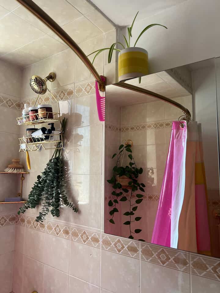 Bathroom details + skincare 🧖🏻‍♀️🧼🧴
#bathroominspo #pink #colorful #girlydetails #skincare