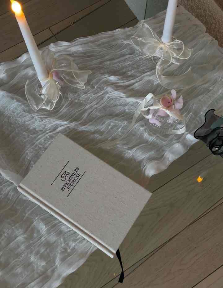 Membuat jurnal adalah tempat aman saya 🤍🕯️🎀 #livingroom #livingroomdecor #vanillagirlaesthetic #pinterestaesthetic #newyear