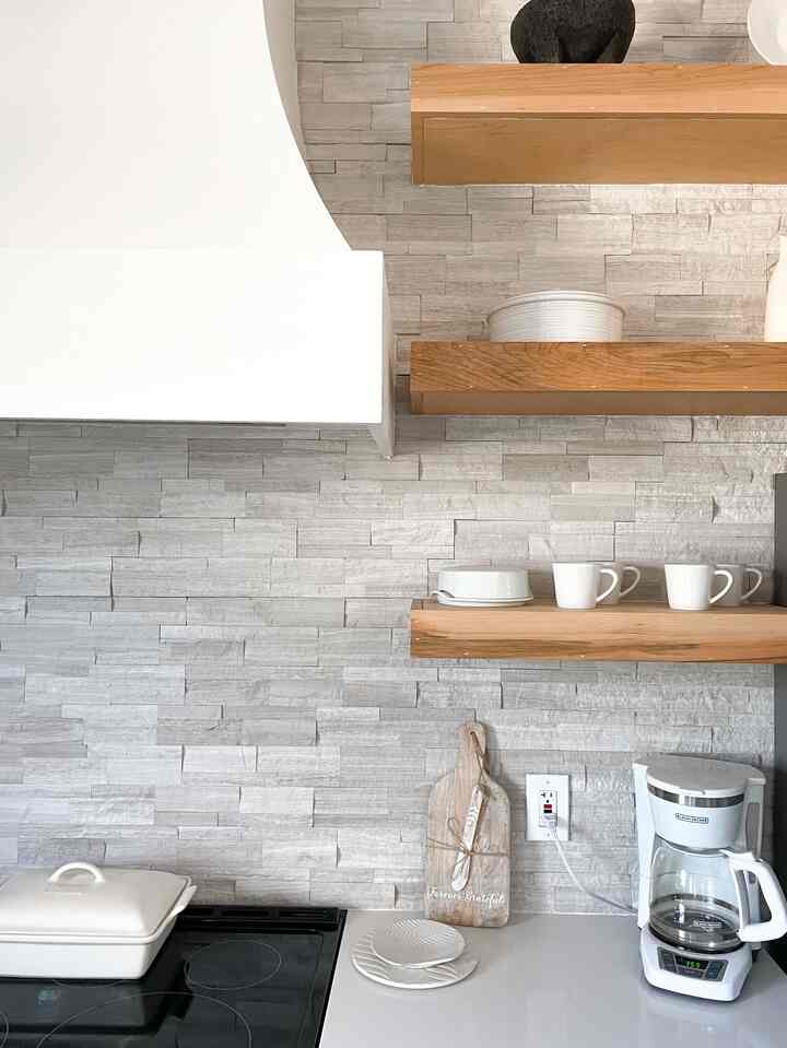 This little nook is the first thing I see in the morning & it makes me so happy! #breakfastnook 