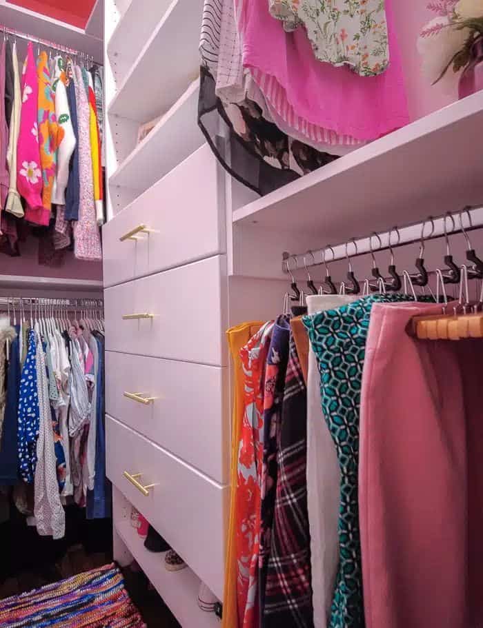 Using matching hangers helps create less visual clutter. Low profile velvet hangers take up less space and keep your clothes from slipping off 👖👚 #closet #Organizing #smallhouse