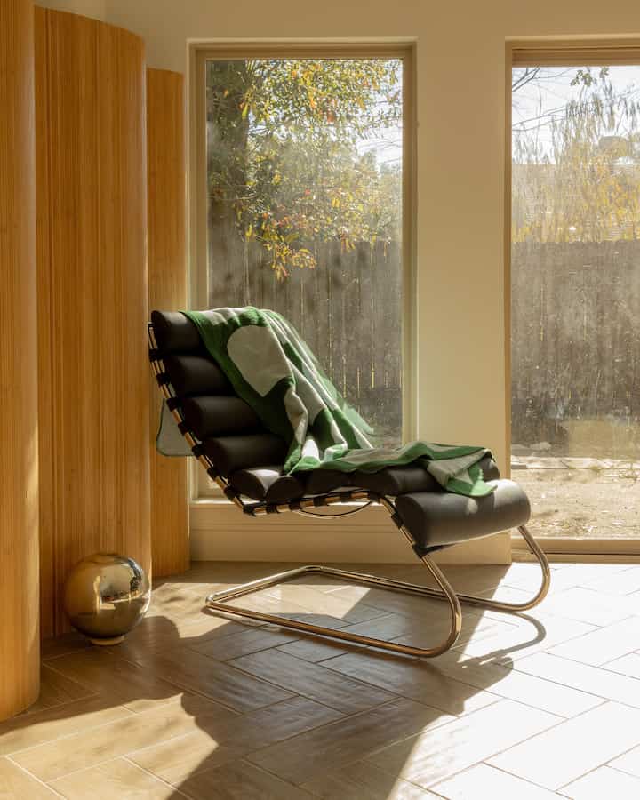 One of my favorite corners.. and I can sunbathe :’) 

#sunlight #CozyInterior #readingnook