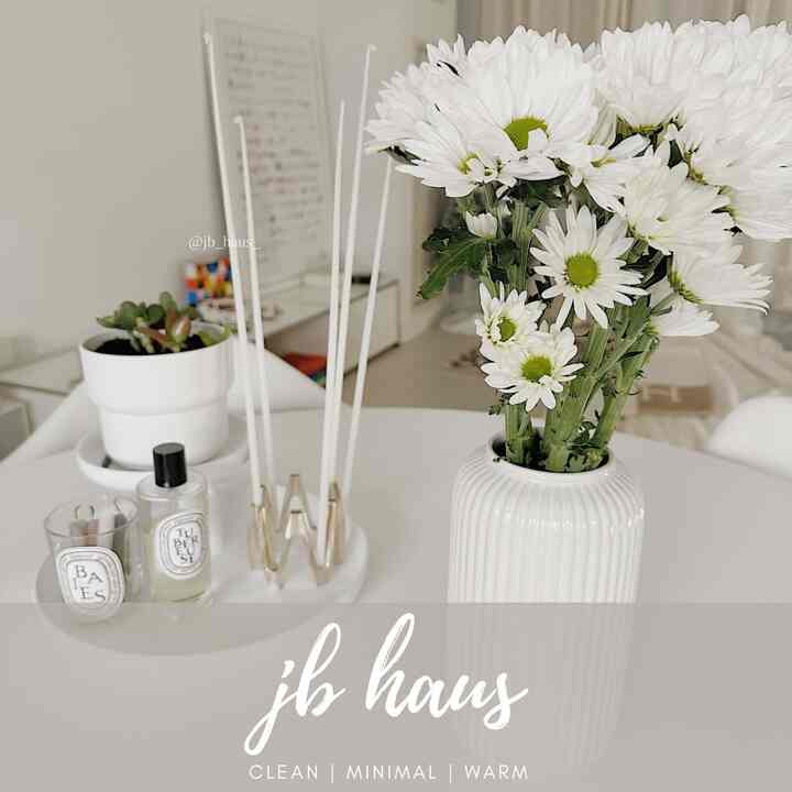 The power of 💐 to brighten up the room #jbhaus #ohousetoday #chicago #flowers #usmhaller #diptyque #ikea #chicago #dining #roomdecor