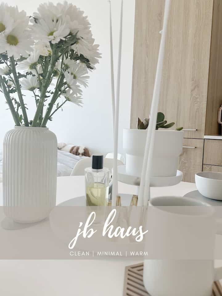 Swipe ➡️ to spot the world’s cutest creep 🐶 #jbhaus #ohousetoday #normanncopenhagen #diptyque #ikea #vitra #chicago 