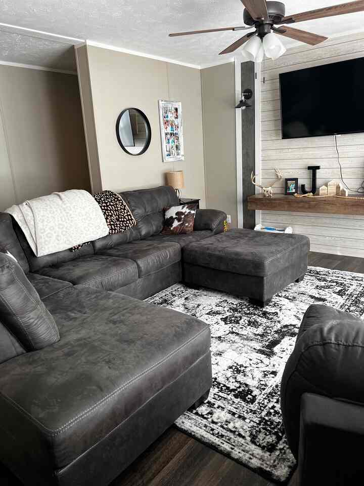 Rumah pertanian modern dengan anggaran terbatas! Ruang tamu kami adalah ruang yang nyaman dan sederhana dengan gaya terjangkau. #farmhouse #modernfarmhouse #boho #bohofarmhouse #cozyhome
#dekorasi rumah terjangkau #homedecoronabudget