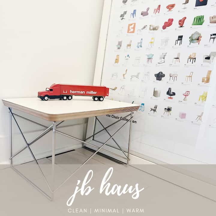 Herman Miller-ed out foyer. Call me a loyalist 😅🎤
#jbhaus #ohousetoday #hermanmiller #vitra #ringadate #chicago #foyer #decor