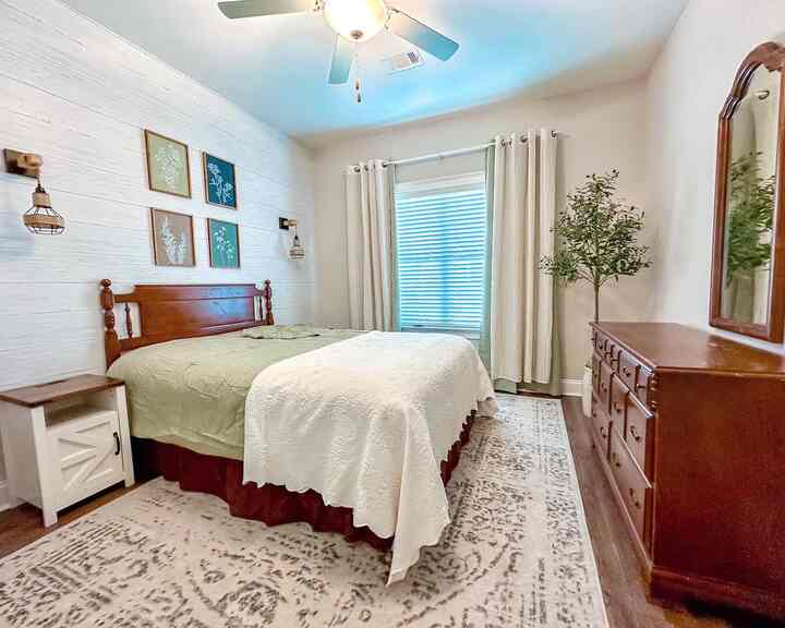 Antique Farmhouse style guest bedroom paired with antique furniture
#farmhouse #guestroom #antique
