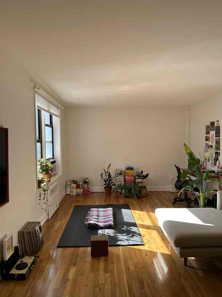 Persiapan yoga cerah 🧘🏻‍♀️
#livingroominterior #yogamat #sunlight