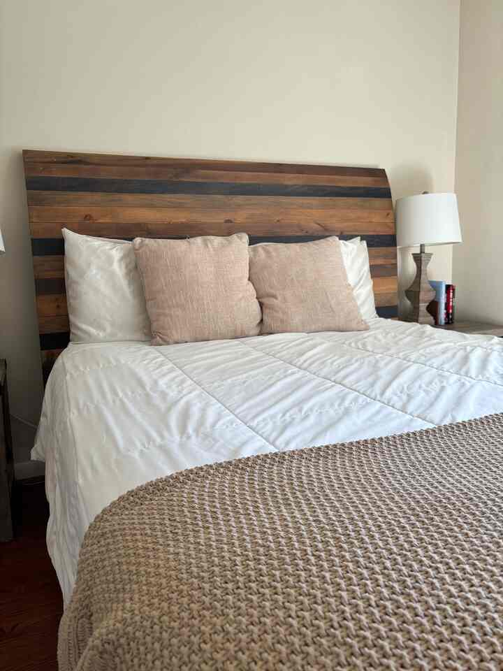 Beautiful wooden headboard with fluffy white comforter #beachy 