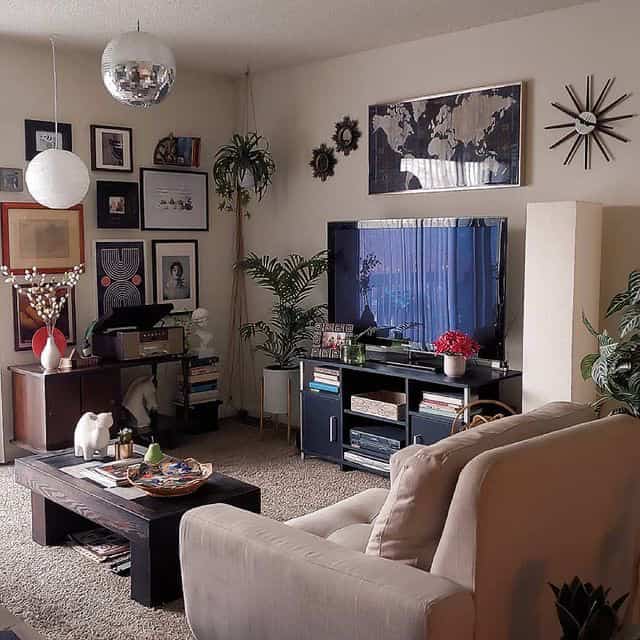 The main room of an apartment that I lived in some years ago versus the one I currently reside in…Which do you like better? #mainroom #apartmentinterior #apartmentlivingroom #gallerywall #maximalist 