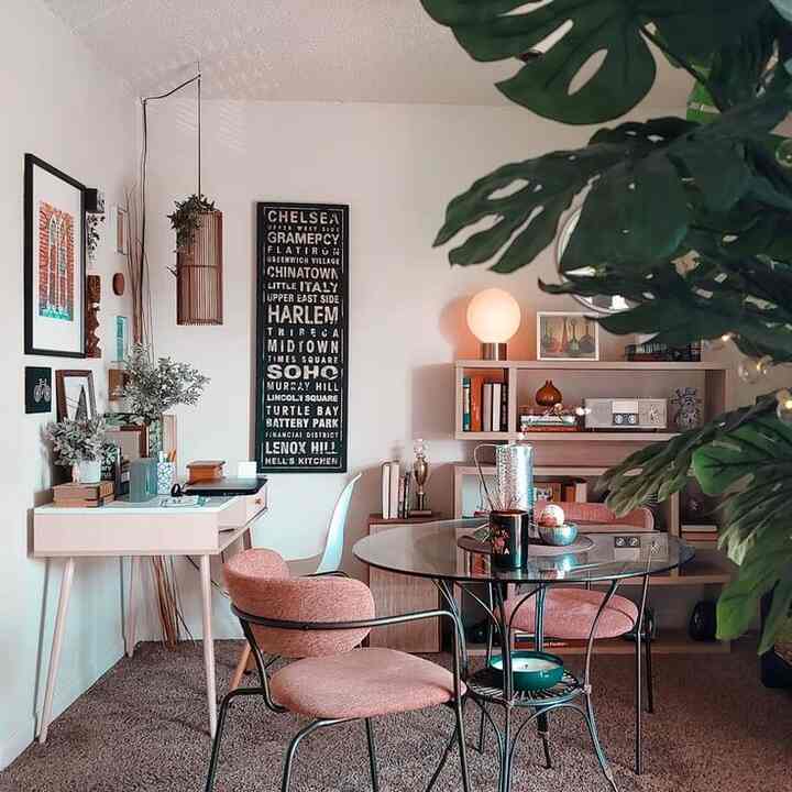 Dua kantor rumah terakhir saya…Saat ini saya tidak memiliki ruangan khusus di rumah yang saya anggap sebagai kantor. Namun saya memiliki meja itu di sudut kamar tidur saya. #homeoffice #shelfdecoration #bookshelf #desk #apartment