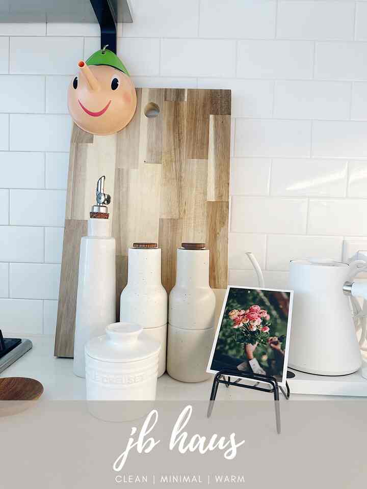 When I learned about the 🧈🛎️ (Butter Bell or Butter Crock, as LC calls it), I knew I had to get it. And using butter has been such a pleasure since. #jbhaus #ohousetoday #kitcheninterior #chicago #lecreuset #fellow