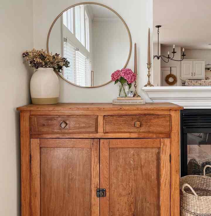 Sudut ruang tamu. Meja rias vintage ini berfungsi sebagai penyimpanan homeschooling #livingroom #vintagehome # #classiccorner