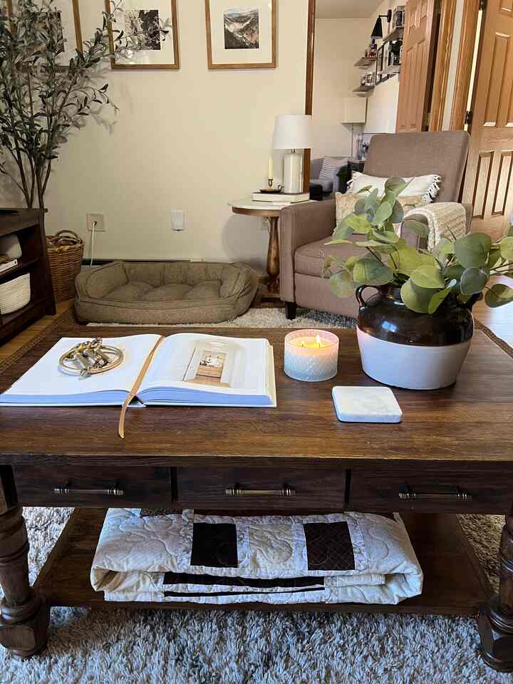 I flipped this coffee table for our living room and decorated it with a coffee table book, decorative brass keys, a vase with stems, a candle and marble coasters to protect the top of it from drinks.  I love the styling on it and how it ties into the rest of our living room furniture and decor. 🤍

#antiqueinterior #neutralhome #coffeetabledecor