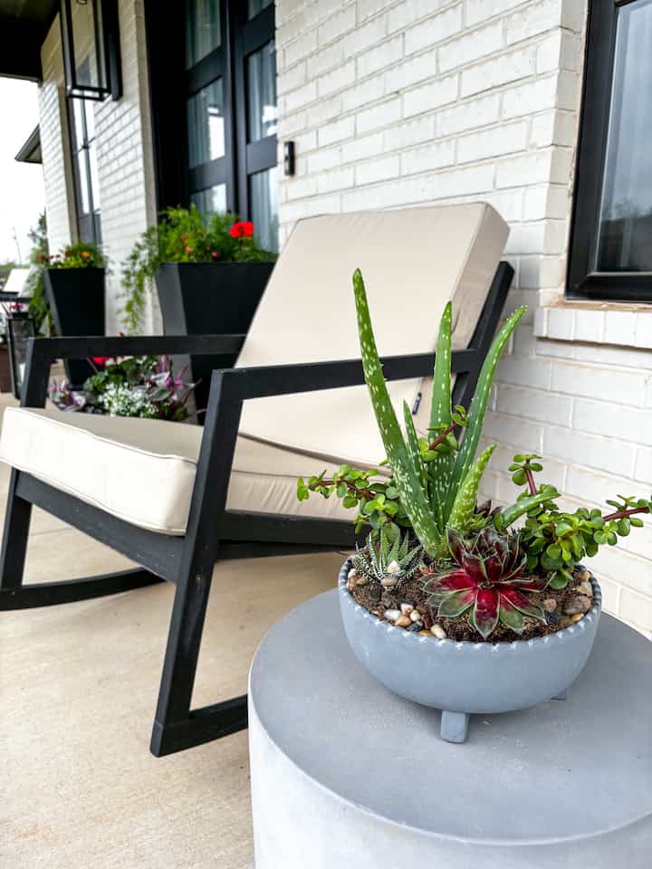 大きなフロントポーチ、モダンな農家の外観
#outdoorliving #frontporchdecor #decoratingwithplants #outdoorfurniture