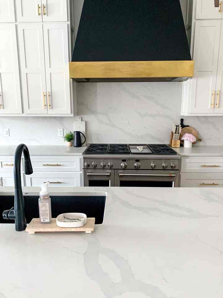 Dapur hitam putih dengan peralatan mewah, kap ventilasi khusus, dan dekorasi netral
#dekorasi dapur #blackandwhitekitchen #kitchendesign