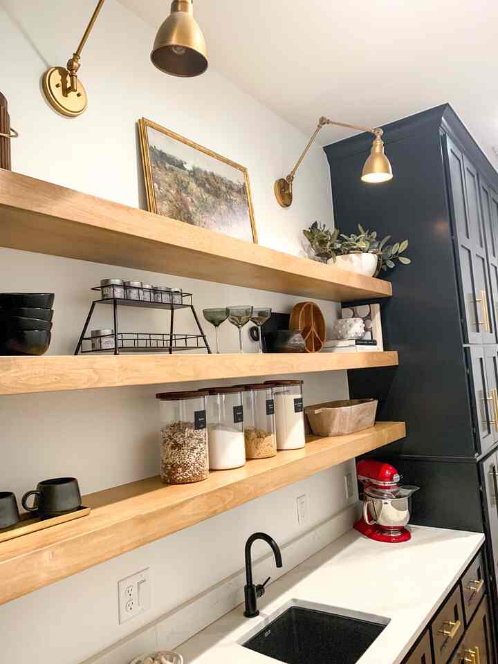 Open shelving styled with gorgeous and functional kitchen accessories.
#pantryorganization #pantrystorage #pantrydecor #openshelves #blackcabinets