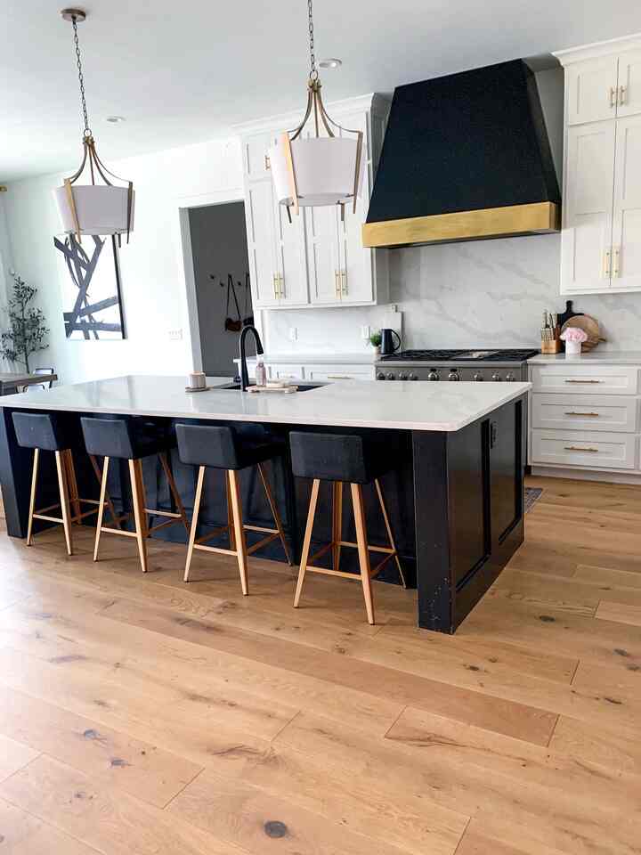 Dapur modern hitam dan putih dilengkapi dengan peralatan kelas atas dan tudung ventilasi khusus
#venthood #blackandwhitekitchen #modernkitchen