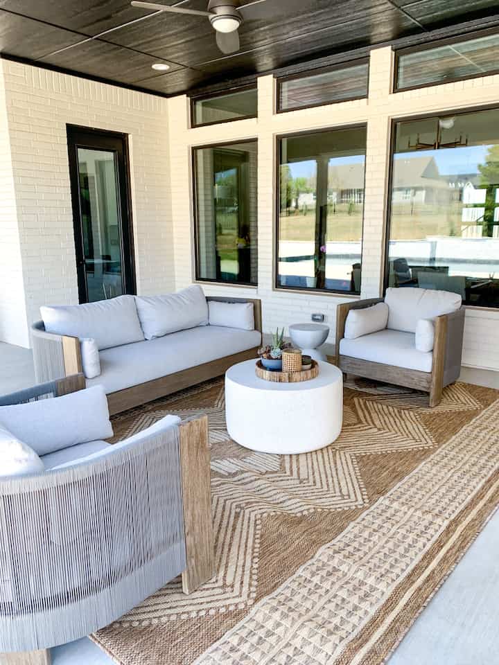 モダンな編み込みの屋外用家具を備えたこの裏庭のパティオで、最高の屋外生活を楽しみましょう。
#patiodecor #outdoorliving #outdoorfurniture