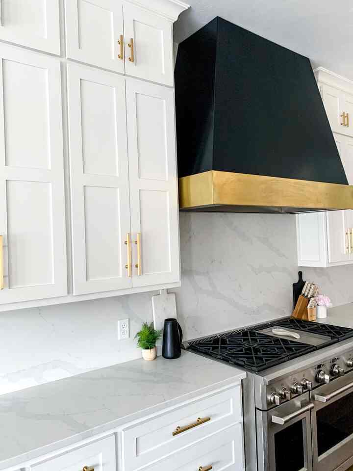 Dapur hitam dan putih dengan kap ventilasi yang menonjol dan dekorasi netral.
#blackandwhitekitchen #kitchendecor #kitchenappliances