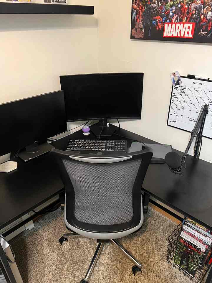 Ini adalah pengaturan kantor dan permainan komputer suamiku!

#homeofficestyle #mensoffice #lshapeddesk