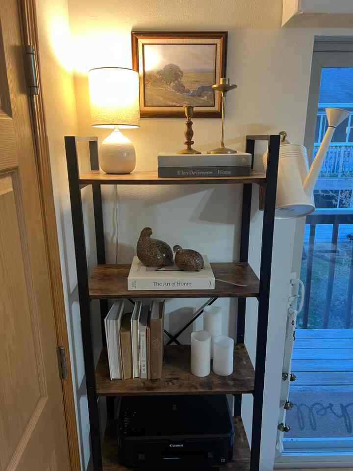Our entryway shelf 🏠

#shelfdecor #bookshelf #entrywaystyling