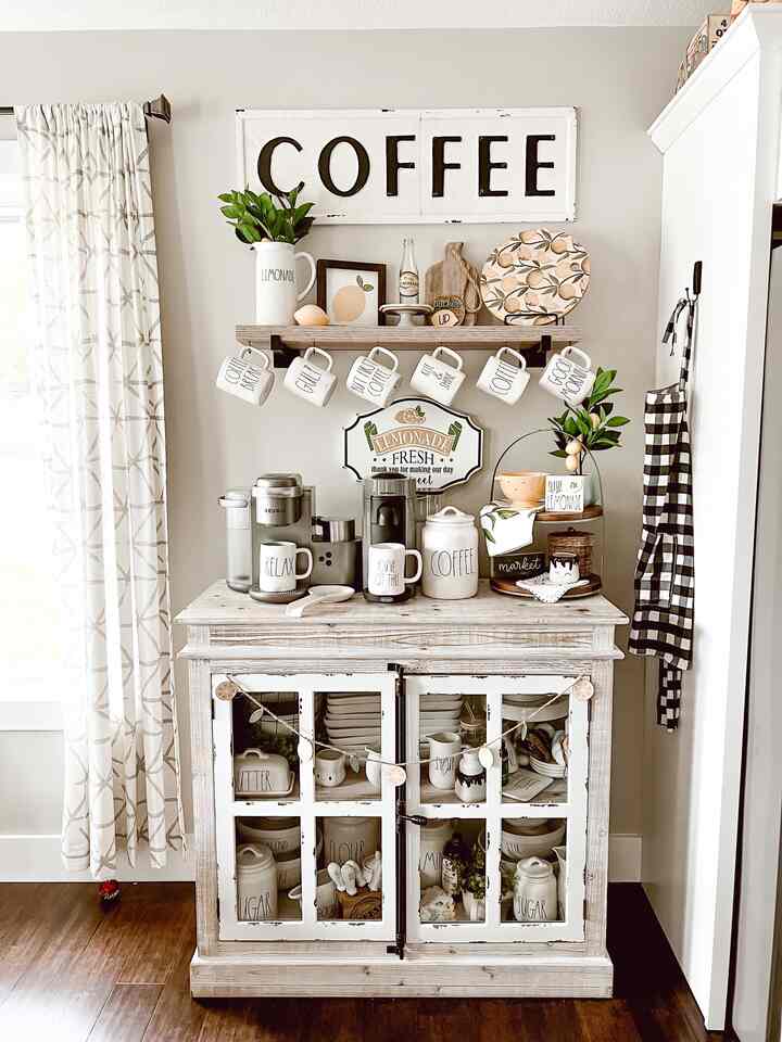 Inilah bar kopi musim panas saya di dapur kami! Senang bagaimana semuanya bersatu! #coffeebar #coffeemachine #coffeetime #coffee