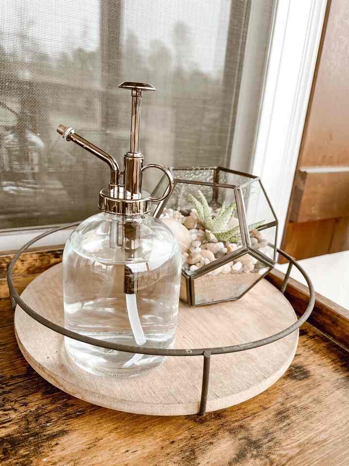 How cute and adorable is this little Terrarium set?! It looks perfect out here on top of my bar cart too! #plantshelf #plant #PlantDeco 