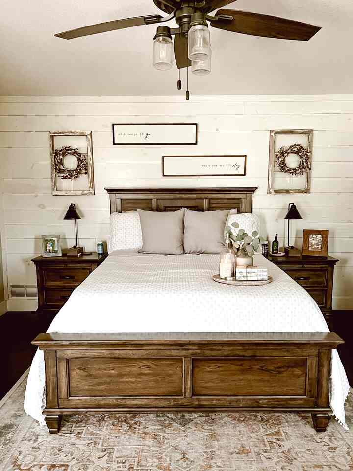 I always love a good, neutral bedspread in the bedroom. That way you can easily add in pops of colors through other pillows and blankets too! #masterbedroominterior 