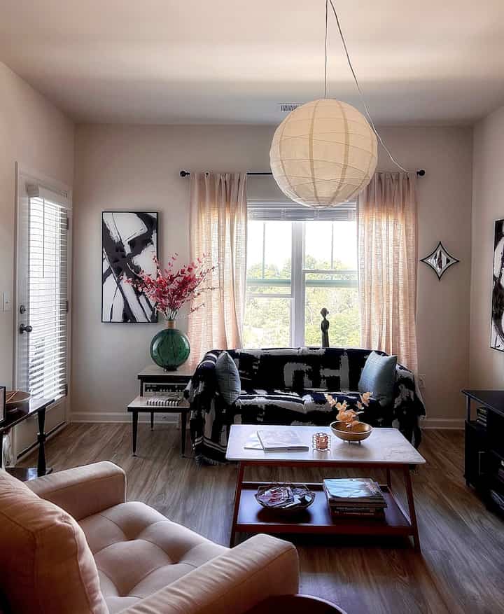 最初の写真が現在の外観で、2 番目の写真が以前の外観です。どちらも気に入っています。丸いコーヒー  #Midcenturymodern #sofatable #coffeetable #decor