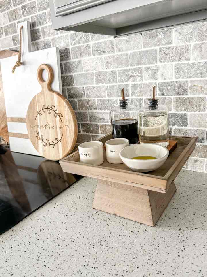 Dapur adalah ruang yang paling banyak kita manfaatkan, jadi pengorganisasian itu penting. Menambahkan talenan dapat mempercantik ruangan. #kirklands #farmhousekitchen #cuttingboards