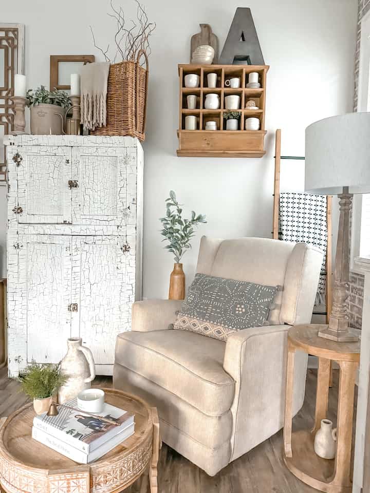 Modern farmhosue meets a touch of true vintage. I absolutely love my chippy cabinet. #chippyfurniture #sidetable #cozylivingroom 
