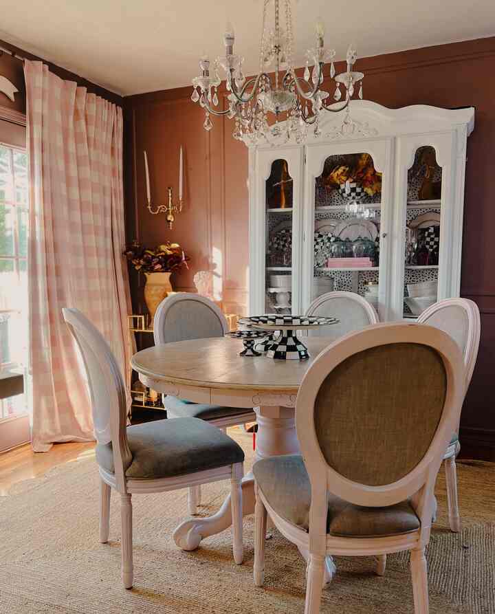 Ruang makan berwarna merah muda #pinkroom #dinning #chicdecor 