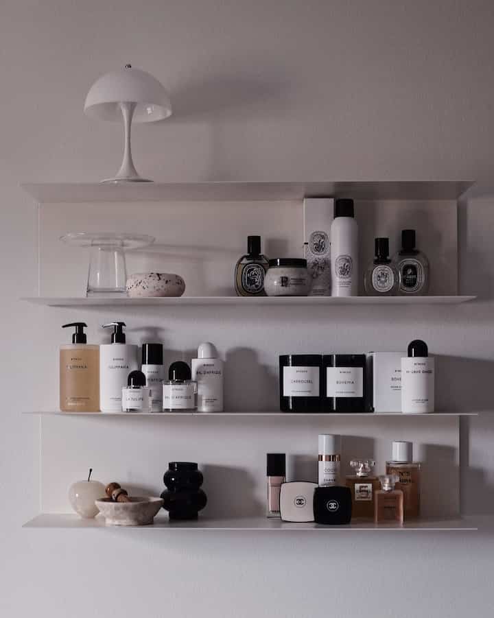 Shelfie 🖤

#rak #ikeashelf #shelfdecor #shelfdecoration #homefragrance #fragrance #perfume #candle #lamp #LouisPoulsen #chanelbeauty #Diptyque #byredo #handwash #handlotion #bodyoil #bodylotion