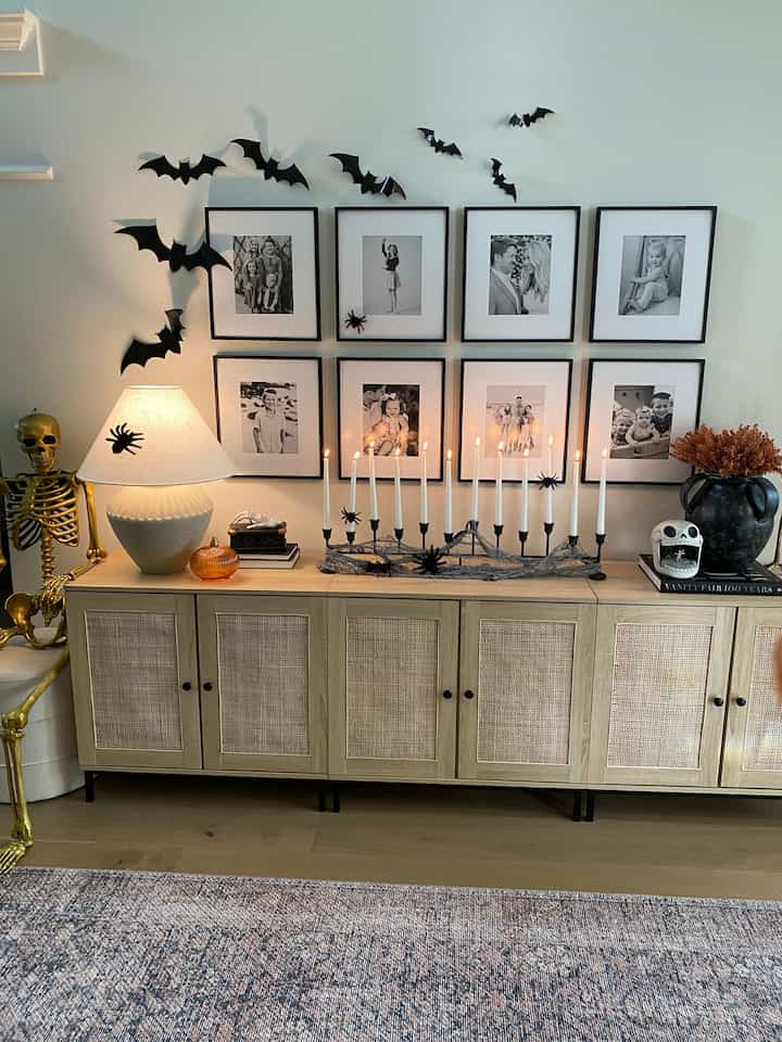 Dekorasi Halloween untuk pintu masuk 

#Buffet #console #modernorganic 
