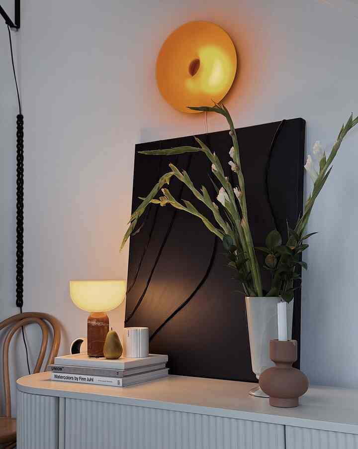 Flowers &amp; warm lighting 🖤 #livingroom #livingroomdecor #lamp #homedecor #tonchair #ikealamp #flower #candle #candleholder #canvaframe 
