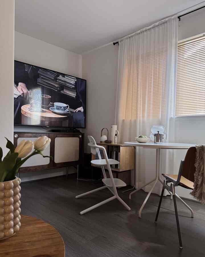 Small, cozy midcentury mordern style living room on the second floor.


#livingroominterior #livingroom #table #chair #vintagechair #lamp #artificialflower #vase #teapot #highchair #jug #roomspray #midcenturymordern 
