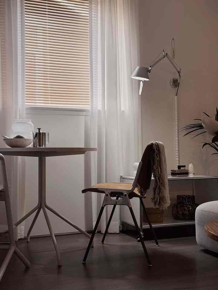 居心地がよく、整理整頓された小さなリビングルーム🤎

#livingroominterior #livingroom #roundtable #vintagechair #walllamp #artemide #anonima #castelli #dsc106 #teapot #vase #curtain #blind #Nordicinterior #nordicstyle