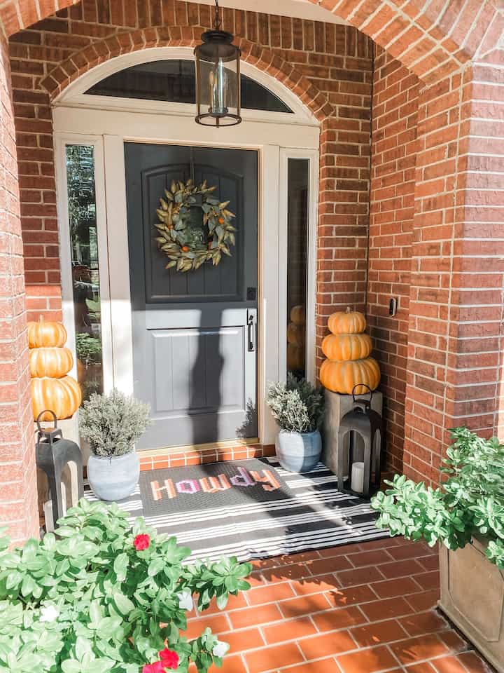 Our fromt porch styled for Halloween 🎃

#porch #fallporch #halloweenporch 