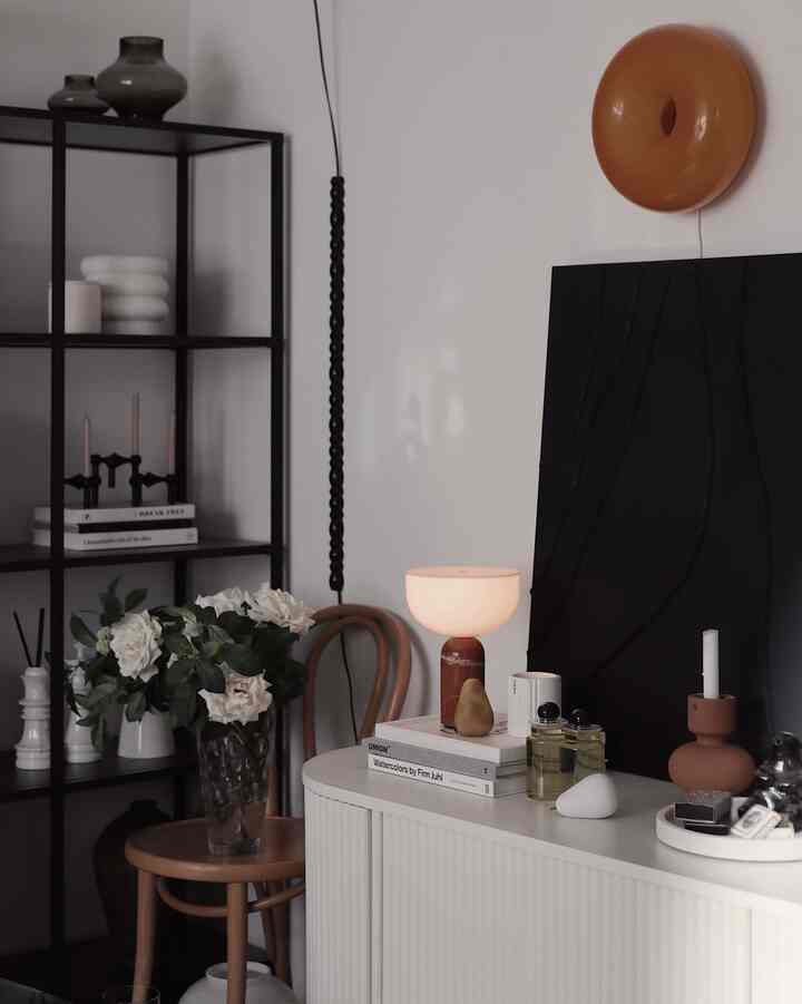 Midcentury Modern livingroom in soft lighting.

#livingroominterior #livingroom #homedecor #lamp #lightinginterior #candleholder #tonchair #vase #flowerinterior  #stoffnagel #ikealighting #canvasframe #walllamp 