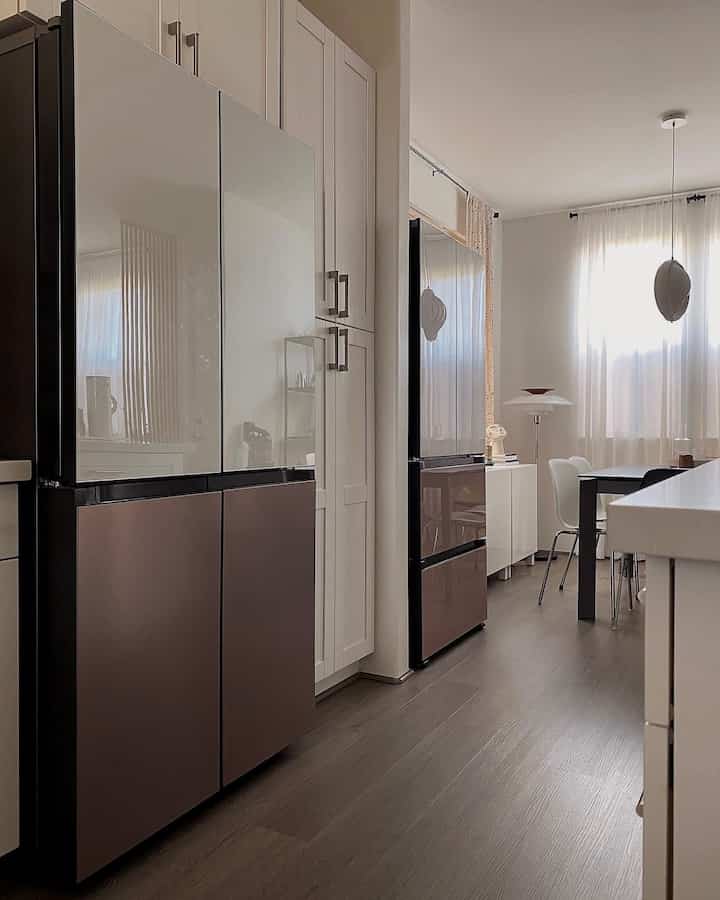 Neutral & Modern kichen with samsung bespoke refrigerators 🤎

#kitcheninterior  #kitchen #refrigerator #KimchiRefrigerator #Samsung #SamsungBespoke #minimalism #minimalistkitchen #verpan #LouisPoulsen 
#Nutralkitchen #homedecor #lightinginterior 

